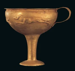 Kylix de una sola asa con decoración en relieve que representa una caza de perros, Período Heládico Tardío IIB-IIIA 1